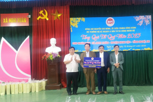 Đồng chí Nguyễn chí Dũng trao biển quà  giá trị 140 triệu đồng. Các đồng chí lãnh đạo Đảng uỷ - UBND và MTTQ tiếp nhận.