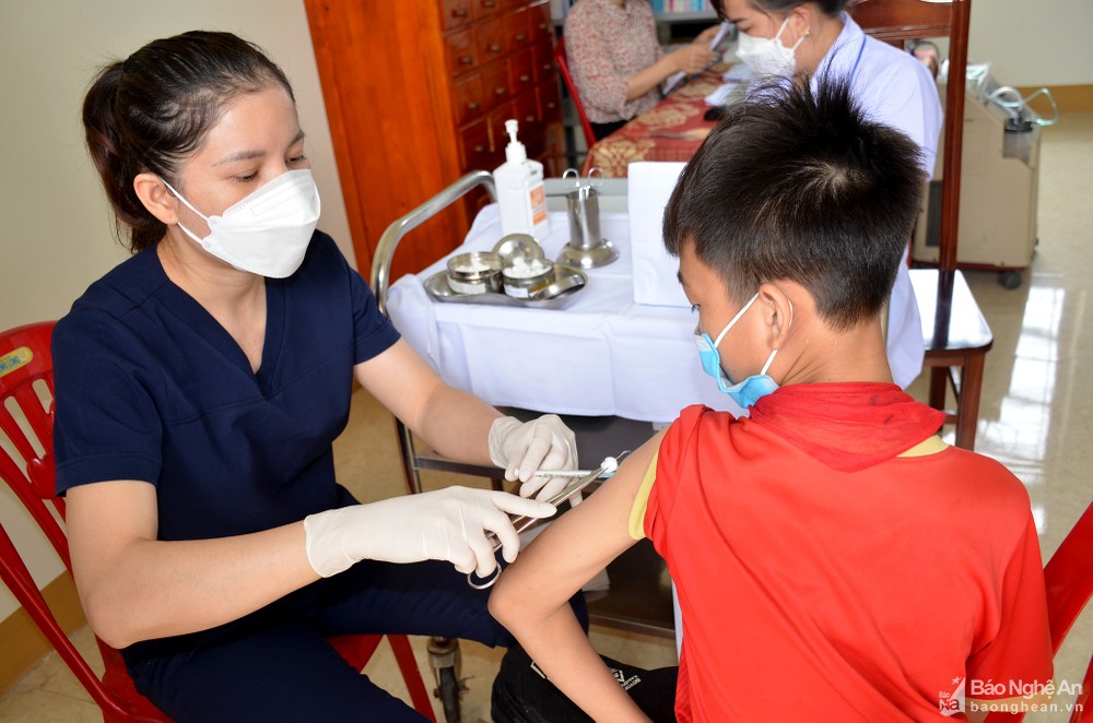 Tỉnh Nghệ An yêu cầu các cấp, ngành, địa phương tiếp tục đẩy mạnh hoạt động tiêm vắc xin phòng Covid-19. Ảnh tư liệu: Thành Chung