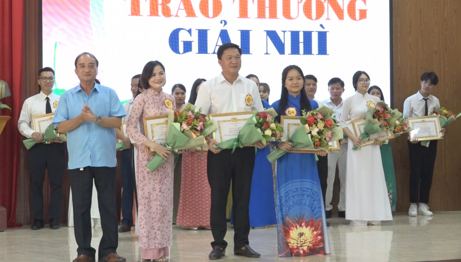 Đồng chí Lê Văn Dũng – Phó bí thư Huyện uỷ trao giấy khen, tặng hoa cho 3 thí sinh đạt giải Nhì