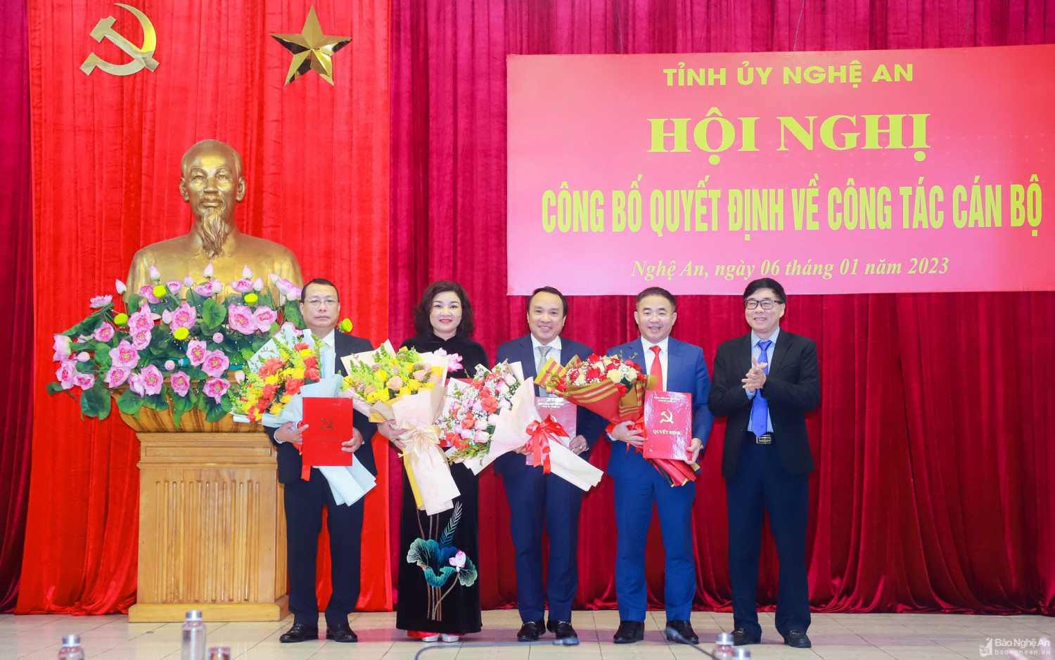 Đồng chí Nguyễn Văn Thông trao quyết định và tặng hoa chúc mừng các đồng chí được bổ nhiệm. 