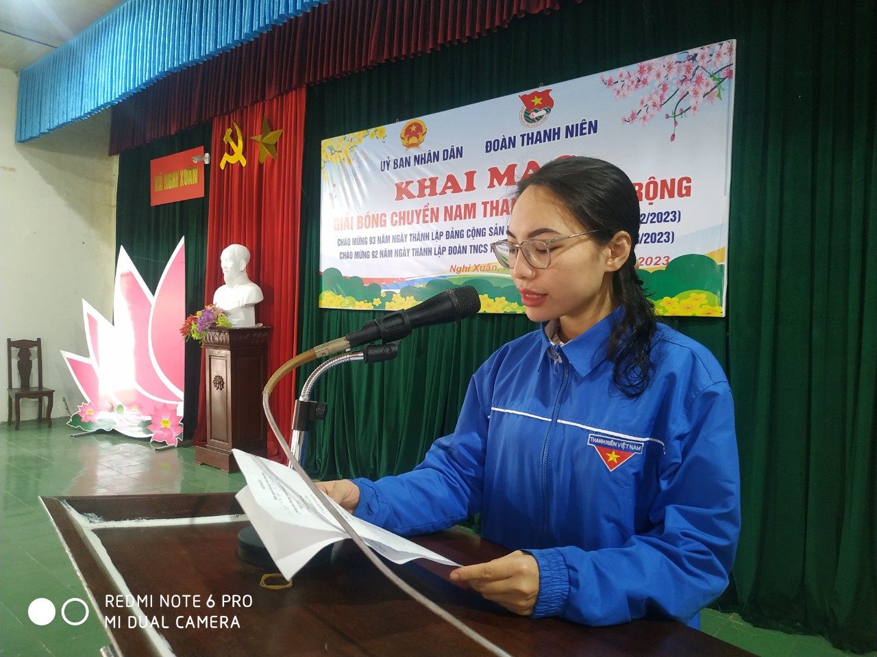 đồng chí Phạm Thị Phương thảo, phó bí thư đoàn xã điều hành lễ khai mạc giải bóng chuyền nam 2023