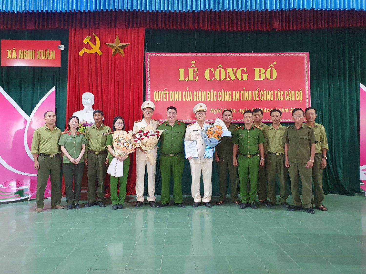 cán bộ, công an viên xã Nghi Xuân tặng hoa chúc mừng các đồng chí trưởng, phó trưởng công an xã nhận nhiệm vụ.